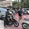 Peduli Kesehatan Warga, Lurah Sidodadi Hendra Kurniawan Turun Langsung Bagikan Masker di Jalan HM Yamin