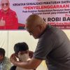 Robi Barus Bagikan Masker di Tengah Kabut Asap, Soroti Perlindungan Anak di Medan