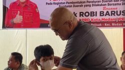Robi Barus Bagikan Masker di Tengah Kabut Asap, Soroti Perlindungan Anak di Medan